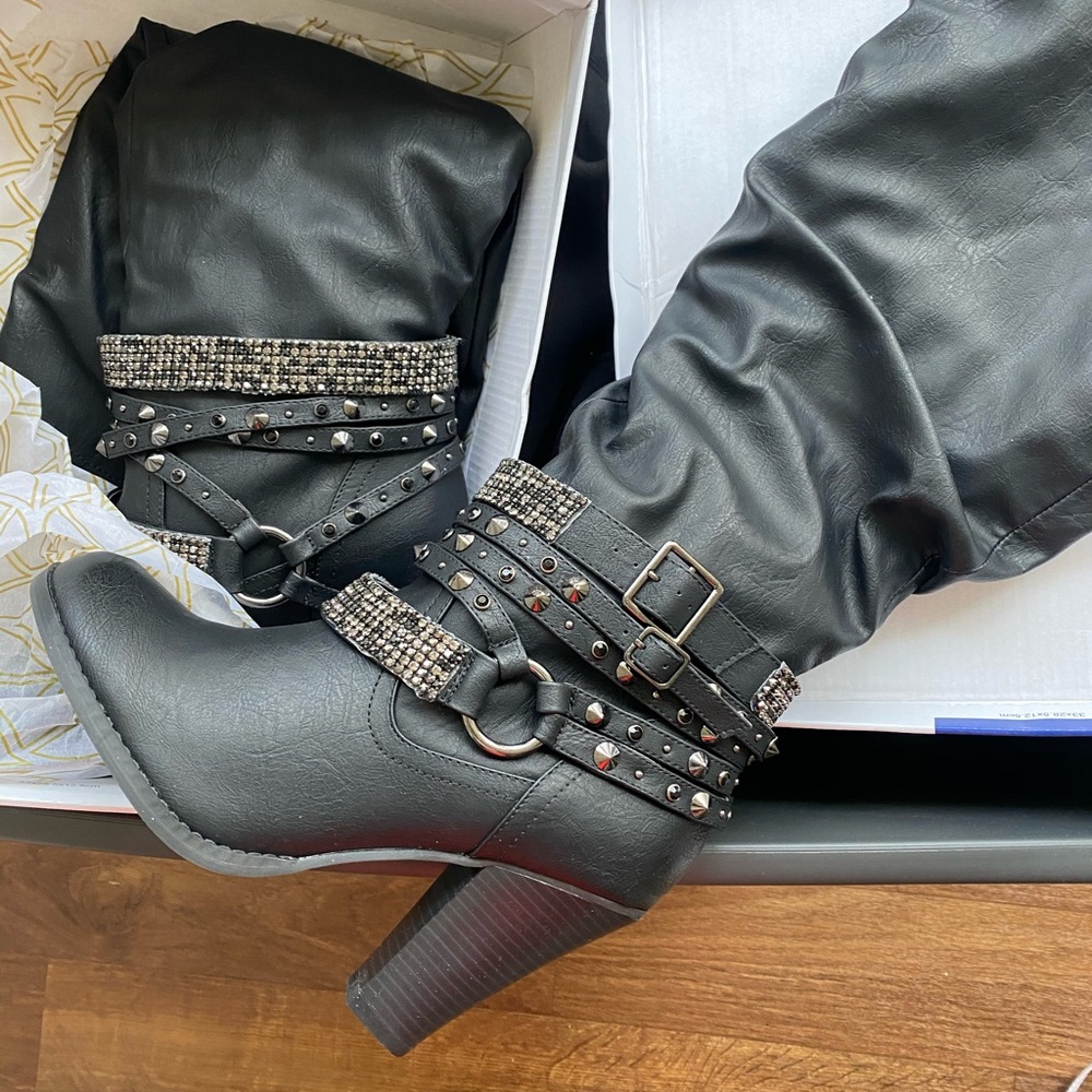 Heel boots with rhinestones